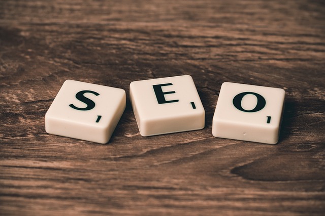 kľúčové slová a SEO analytika zobrazená na dashboarde s grafmi
