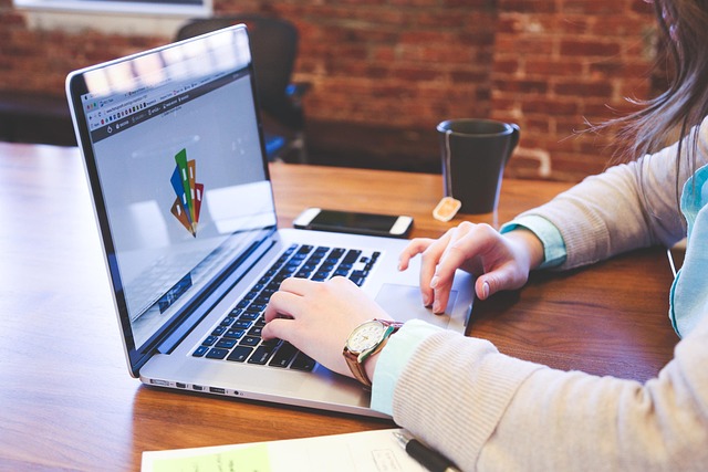 digitálna marketingová stratégia prezentovaná na veľkej obrazovke počas tímového meetingu